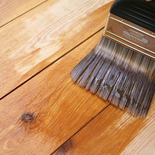ウッドデッキ材の塗装 ソフトウッド材では 木材保護塗料の塗装が不可欠 ウッドデッキの作り方